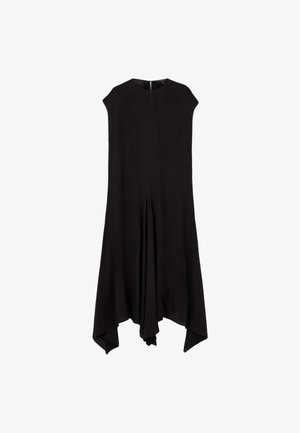 Czarna sukienka bez rękawów z okrągłym dekoltem, o luźnym, zwiewnym kroju i asymetrycznym wykończeniu. Wykonana z gładkiego materiału z detalami w drapowaniu.