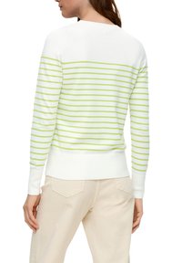Weißer Pullover mit hellgrünen Streifen, ausgestattet mit einem Rundhalsausschnitt und langen Ärmeln. Gerippter Saum und Bündchen mit glatter Textur.