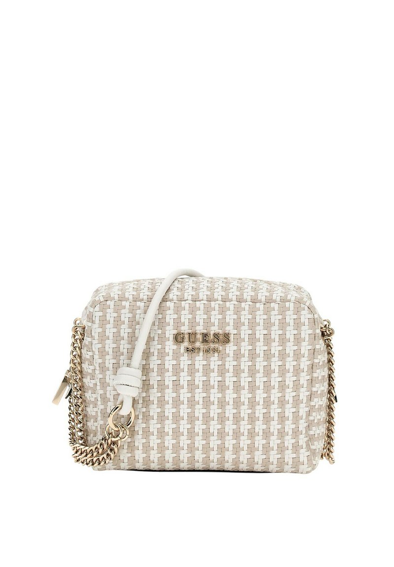 Borsa a tracolla beige intrecciata con dettagli bianchi, logo dorato e tracolla a catena. Presenta una forma rettangolare e una superficie texturizzata.