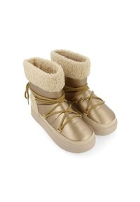 Botas de color dorado con un collar de felpa beige, material texturizado y cordones verde olivo, que cuentan con una suela plana y gruesa para mayor estabilidad.