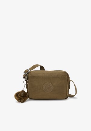 Braune Umhängetasche aus Stoff mit strukturierter Oberfläche, rundem Logo und Schlüsselanhänger mit Plüschtierakzent. Verstellbarer Riemen inklusive.