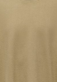 Beige trui met ronde hals en een zachte, gestructureerde breistof.