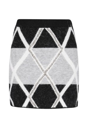 Falda corta de punto con un patrón geométrico de diamantes en negro, blanco y gris, con una textura aterciopelada y una cinturilla negra en contraste.