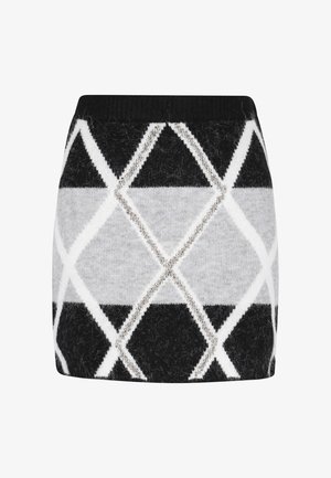 Falda corta de punto con un patrón geométrico de diamantes en negro, blanco y gris, con una textura aterciopelada y una cinturilla negra en contraste.