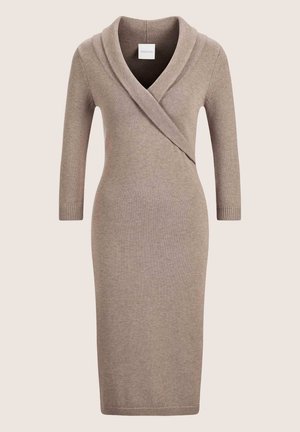 Taupe Strickkleid mit Schalkragen, Dreiviertelärmeln und Wickeldesign. Mit gerippten Bündchen und einer taillierten Silhouette.
