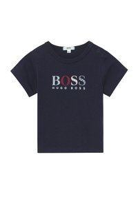 Námořnické bavlněné tričko s krátkými rukávy, zdobené texturou nápisu "BOSS" a "HUGO BOSS" pod ním v bílé barvě. Dva patentky na rameni.