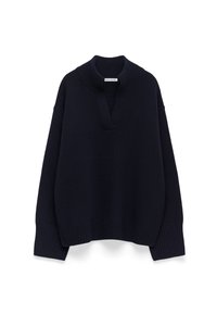 Maglione lavorato a maglia blu navy con design a mezzo colletto, spalle scese e polsini a coste. La trama appare morbida e leggermente spessa.