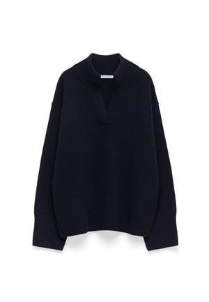Pull en tricot bleu marine avec un design à col demi, des épaules tombantes et des poignets côtelés. La texture semble douce et légèrement épaisse.