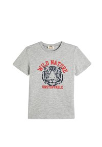 Grå bomulds t-shirt med rund halsudskæring, prydet med et tiger-graphic og teksten "WILD NATURE UNSTOPPABLE" i rød og marineblå.