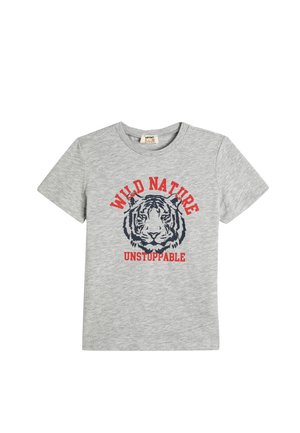 Camiseta de algodón gris con cuello redondo, que presenta un gráfico de tigre y el texto "NATURALEZA SALVAJE INPARABLE" en rojo y azul marino.