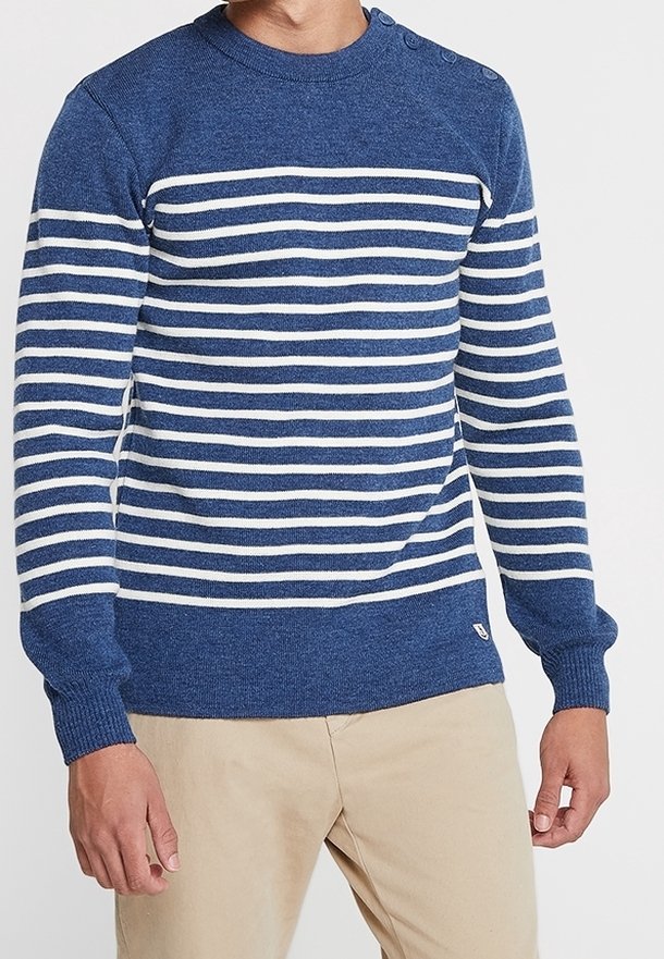 Blå och vit randig stickad tröja med rundad nacke, med tre knappar på vänster axel samt ribbade muddar och nederkant.