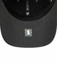 Schwarze Baseballkappe mit flachem Schirm, mit einem Etikett auf der Innenseite, das ein Logo und Nähdetails zeigt. Einfache Textur ohne Muster.