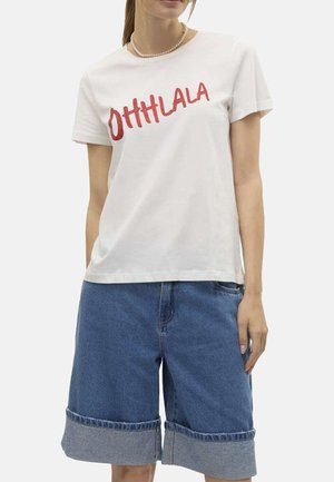 T-shirt en coton blanc avec le texte rouge "OH H LA LA", associé à un short en denim bleu avec des ourlets roulés et des poches.