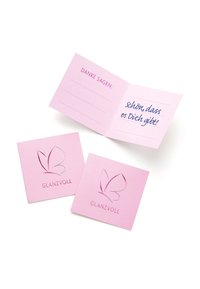 Il set di carte rosa comprende una carta piegata e due carte quadrate, tutte con un design di farfalle e la scritta in rilievo "GLANZVOLL." Il testo interno include una scrittura di colore viola chiaro.
