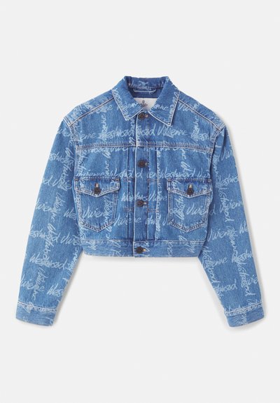 Šviesiai mėlyna, trumpinta džinsinė striukė su pakartotiniu baltu teksto raštu. Pasižymi dviem krūtinės kišenėmis ir sagčių uždarymu. Klasikinio apykaklės dizaino.