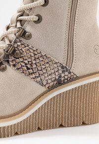 Tamaris Kotníkové boty na klínu - beige