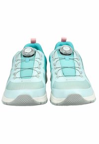 Scarpe da trail azzurro chiaro con tomaia testurizzata, dotate di un sistema di allacciatura BOA, dettagli grigi e una suola in gomma resistente.