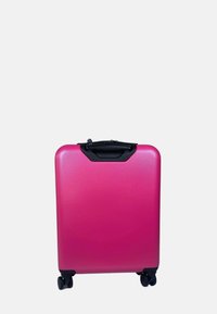 Roze harde koffer met een gladde textuur, zwarte handgreep en vier draaiwielen. Kwartvormig, minimalistisch ontwerp, geschikt voor reizen.