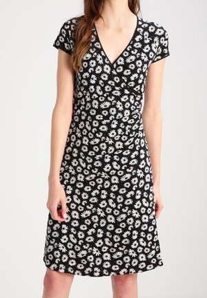 Czarna sukienka z krótkimi rękawami, dekoltem w kształcie litery V i białym wzorem stokrotek. Gładki materiał o dopasowanej sylwetce i rozkloszowanym dole.