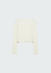 Bílý žebrovaný dlouhý rukáv cropped svetr s kulatým výstřihem zobrazený zepředu na světle šedém pozadí.