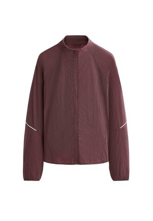Giacca leggera color bordeaux con zip frontale, maniche raglan e dettagli riflettenti sui polsini. Tessuto testurizzato con una finitura liscia.