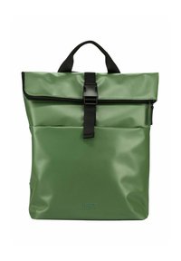 Sac à dos imperméable vert avec un design à enroulement, quincaillerie noire, poche avant et logo subtil embossé en bas. Fini texturé.