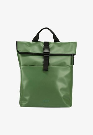 Sac à dos imperméable vert avec un design à enroulement, quincaillerie noire, poche avant et logo subtil embossé en bas. Fini texturé.