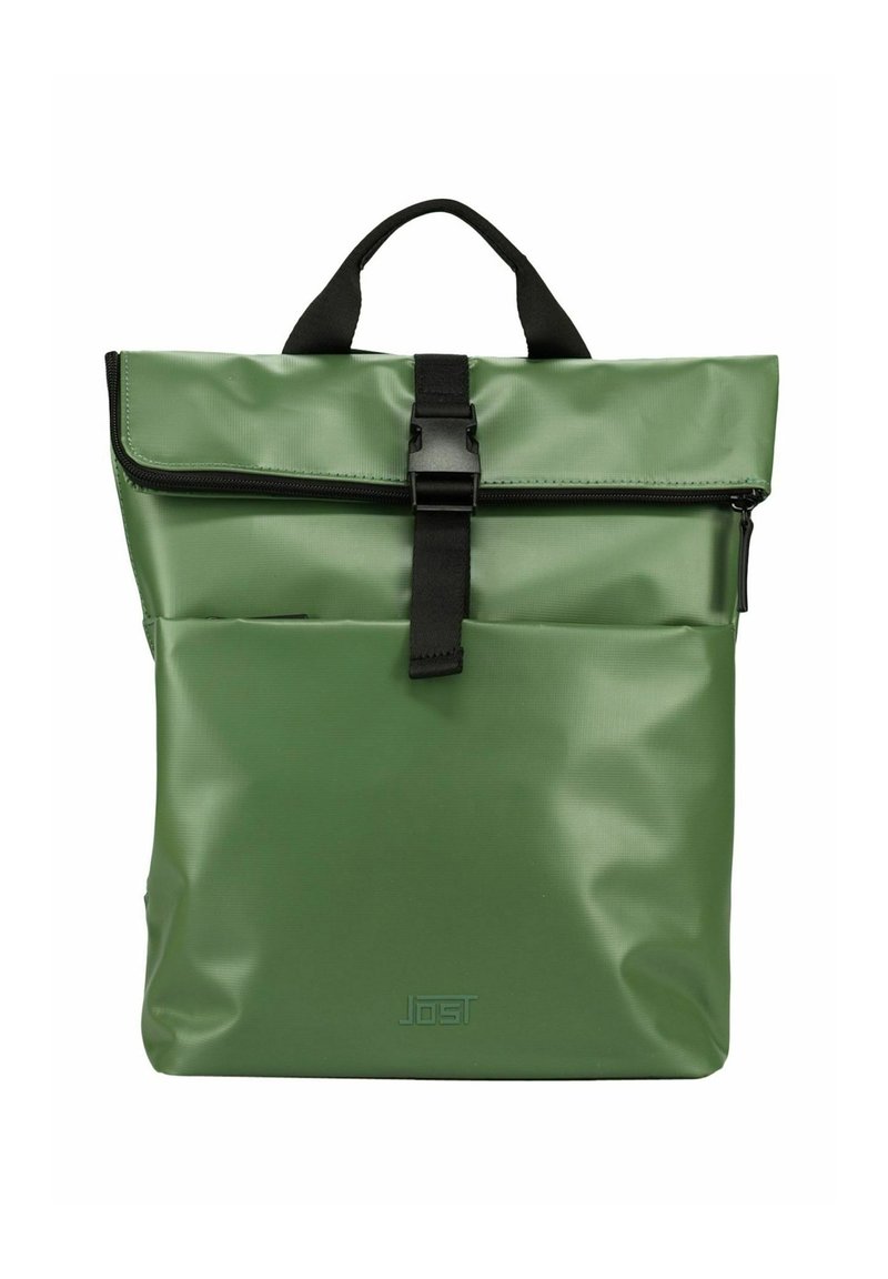 Sac à dos imperméable vert avec un design à enroulement, quincaillerie noire, poche avant et logo subtil embossé en bas. Fini texturé.