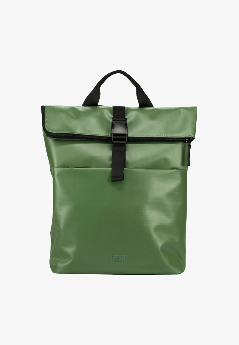 Sac à dos imperméable vert avec un design à enroulement, quincaillerie noire, poche avant et logo subtil embossé en bas. Fini texturé.