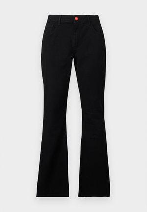Pantaloni svasati in denim nero con tasche anteriori e chiusura con bottone rosso, mostrati su uno sfondo chiaro uniforme.