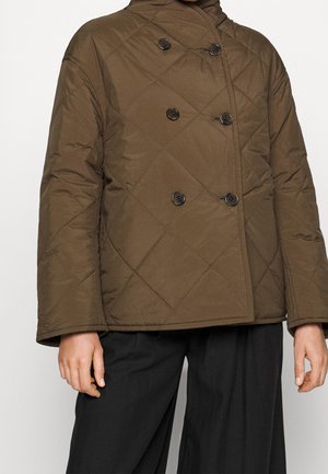 Veste matelassée brune avec un col montant, fermeture à double boutonnage et manches larges, présentant une texture lisse et un motif en losanges.