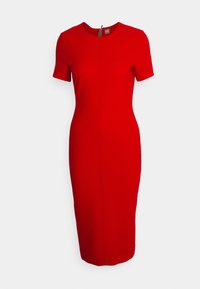 Robe rouge longueur genou avec manches courtes, encolure ronde et détail d’une couture centrale, présentée sur un fond clair uni.