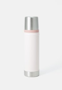 Flasque isotherme en acier inoxydable avec un capuchon argenté, une bande en silicone rose et un corps rose pâle mat. Forme cylindrique élégante, design minimaliste.