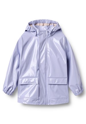 Impermeable lila claro con capucha, cierre frontal con botones a presión, puños elásticos y dos grandes bolsillos con solapa sobre fondo blanco.