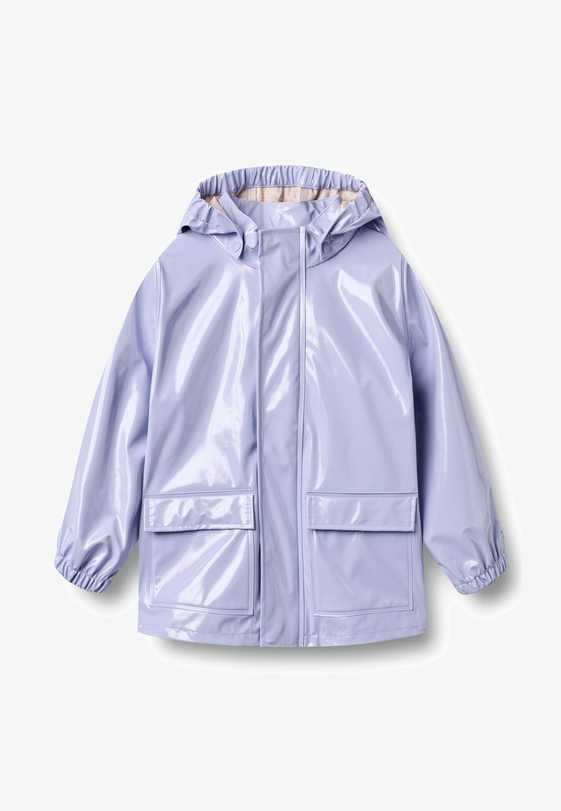 Impermeable lila claro con capucha, cierre frontal con botones a presión, puños elásticos y dos grandes bolsillos con solapa sobre fondo blanco.