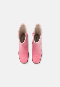 Monki Botas clássicas de cano curto - pink