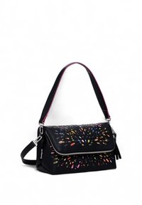 Černá ramenní taška s klopou, která má barevné v�ýřezy, stříbrný zip a odnímatelný popruh s růžovými akcenty.