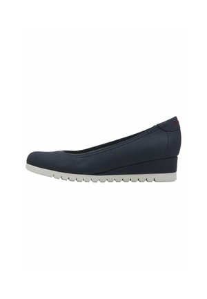 Bailarinas de cuña azul marino con un upper texturizado, punta redondeada y suela de goma blanca. Presentan un diseño elegante sin hardware visible.
