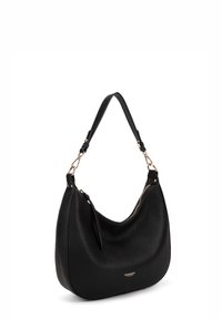 Borsa a spalla in pelle nera con finitura testurizzata, forma curva, hardware color oro e chiusura con zip. Dotata di una singola tracolla regolabile.