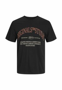 Zwarte katoenen T-shirt met korte mouwen, voorzien van een gebogen tekstontwerp in lichtbruin en crèmekleur, met de tekst "ORIGINALS™ STUDIO" en extra branding.