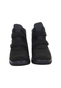 Coppia di sneakers alte nere con due cinturini in Velcro e suole di gomma, viste frontalmente su uno sfondo bianco.