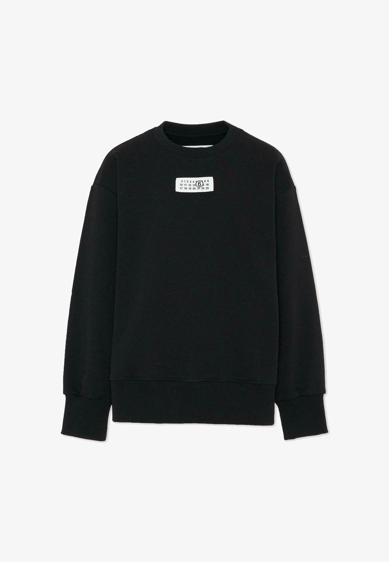 Sweatshirt noir à manches longues avec poignets et ourlet côtelés, comportant un petit patch logo rectangulaire blanc avec des chiffres centré près de l'encolure.