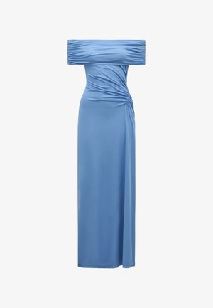Vestido longo azul claro, com ombros à mostra, com detalhes franzidos de um lado e uma silhueta ajustada e suave.