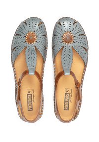 Sandalias de cuero azul con diseños de hojas cortadas, acentos de cuero, correa ajustable y suela marrón. Presenta un detalle decorativo de metal con forma de flor.