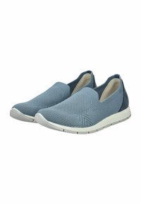 Scarpe slip-on di colore blu chiaro realizzate in tessuto traspirante, con una suola bianca flessibile e un design testurizzato nella parte superiore.