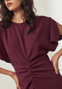 Next SHORT SLEEVE RUCHED-REGULAR FIT - Robe de jour - burgundy