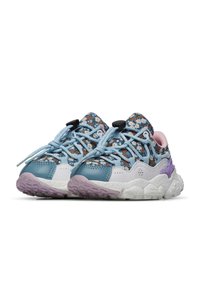 Flerfärgade sneakers med en blå blommönstrad ovandel, vita och lila gummidetaljer, strukturerad sula och elastiska snören.
