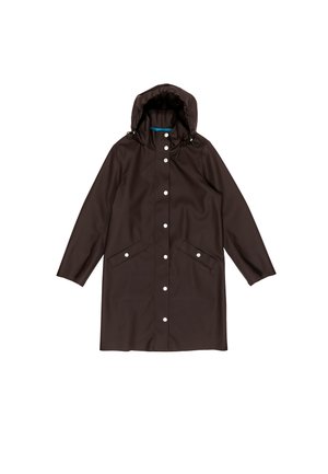 Brązowy wodoodporny płaszcz przeciwdeszczowy z kapturem, zapięcie na napy, dwie przednie kieszenie i gładkie wykończenie zewnętrzne. Wnętrze wykończone niebieską podszewką.