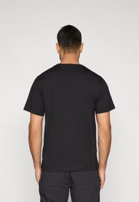 T-shirt noir à manches courtes, col rond, texture lisse, coupe décontractée, conçu pour les hommes, vue de dos.