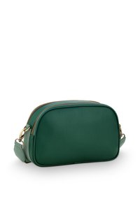 Grüne, strukturierte Leder-Crossbody-Tasche mit rechteckiger Form, goldenen Beschlägen und einem Reißverschluss. Verstellbarer Träger in Hellgrün.